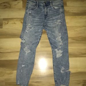 Light washed distressed cropped jeans!